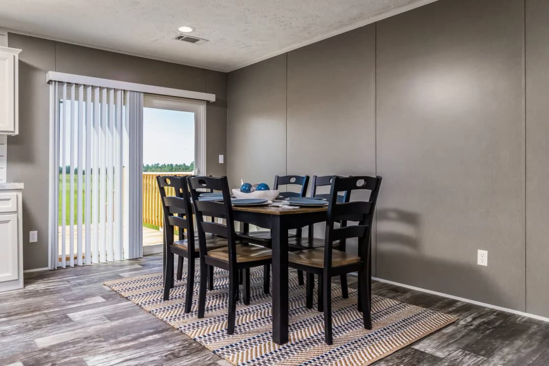 Locklear interior home features