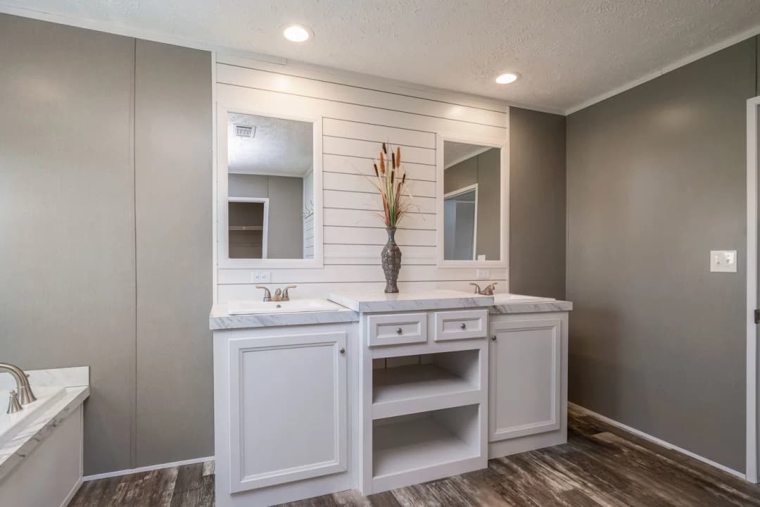 Locklear bathroom home features