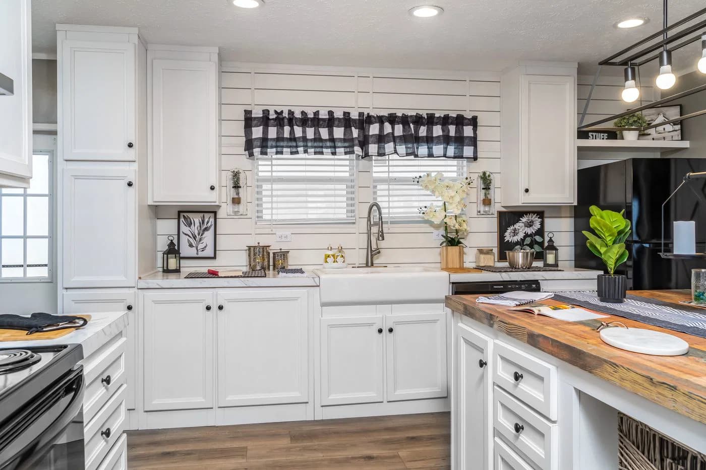 Savannah breeze kitchen home features