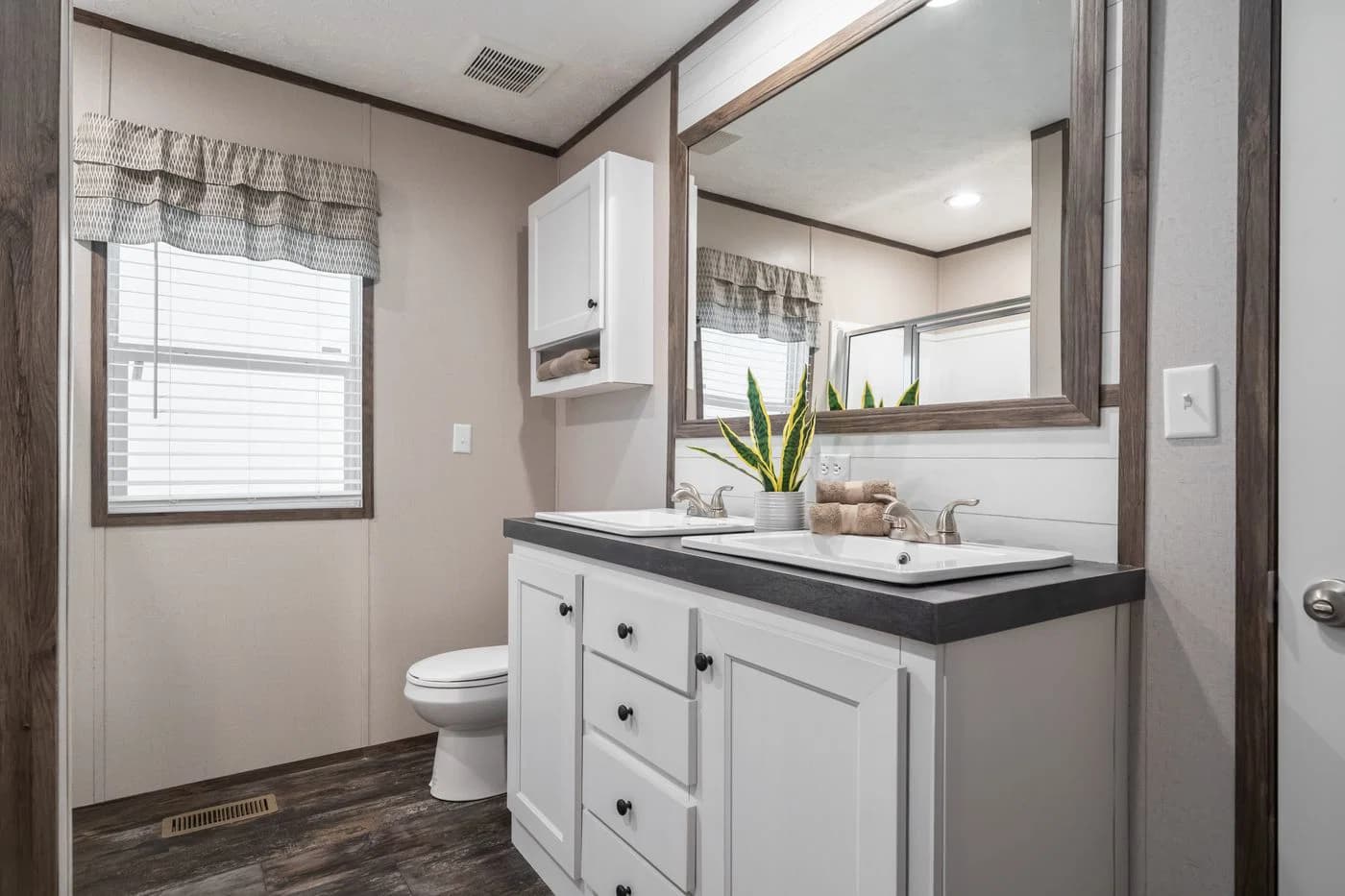 The general bathroom home features