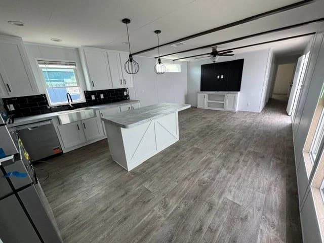 Cavco landmark 16763b interior home features