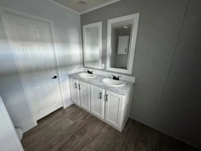 Cavco landmark 16763b bathroom home features