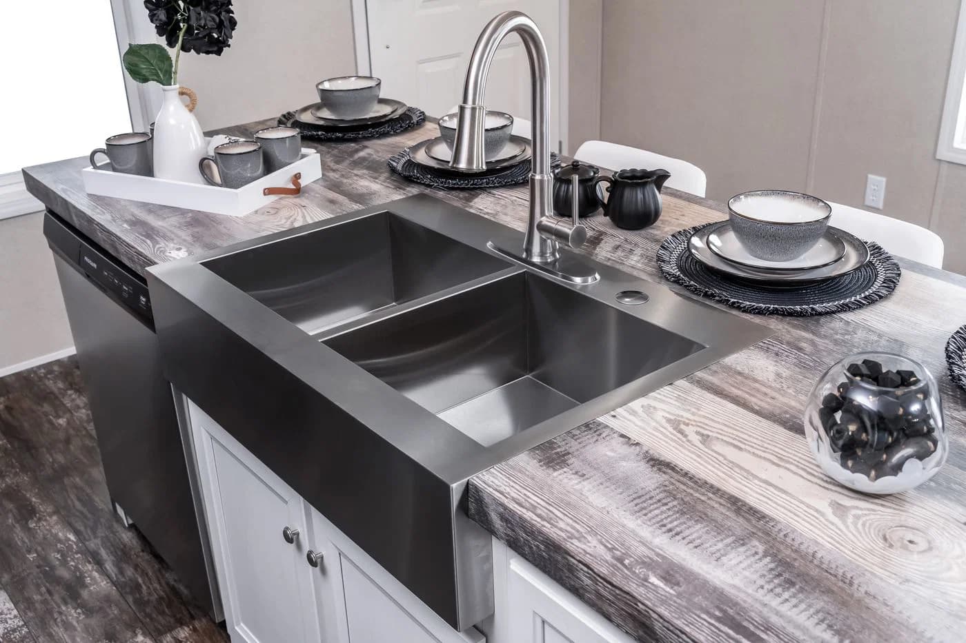 Riverview kitchen home features