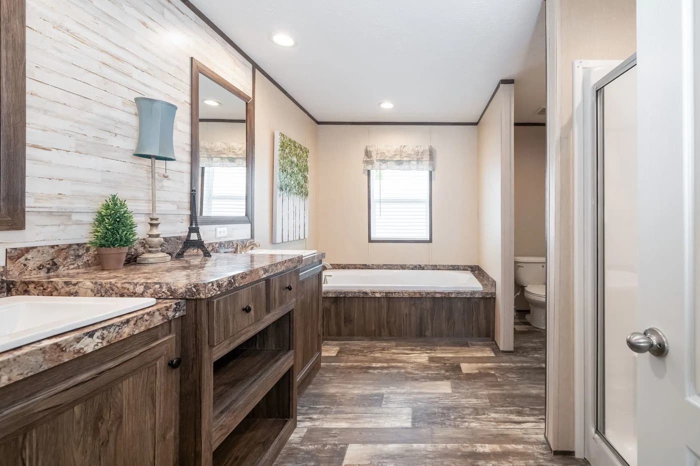 Hardin bathroom home features
