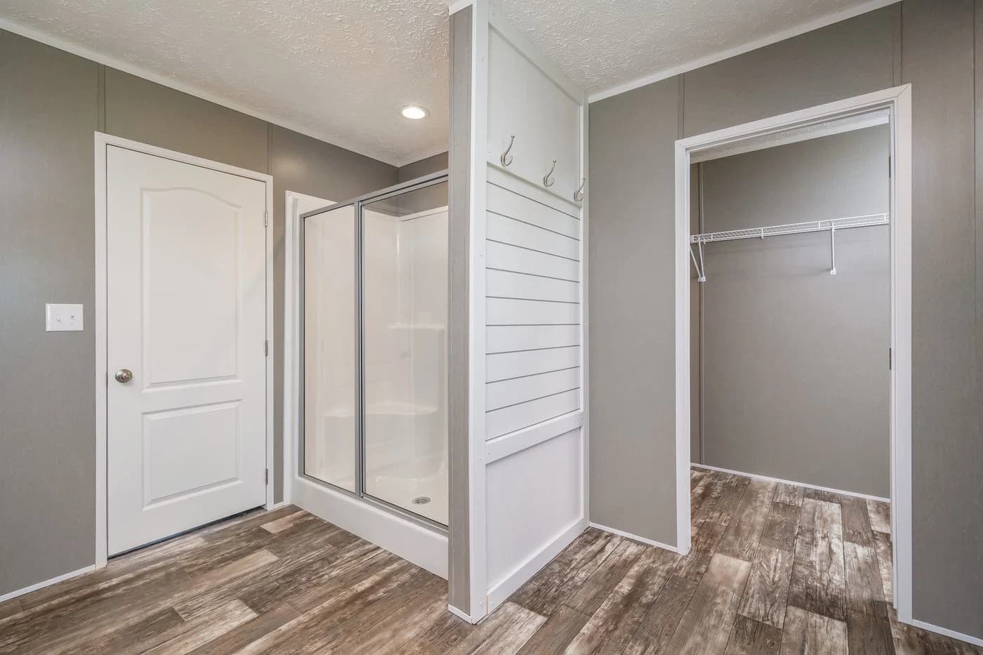 Locklear bathroom home features