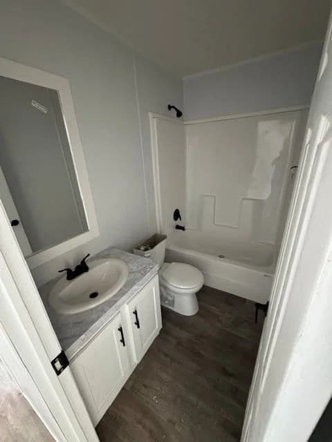 Cavco landmark 16763b bathroom home features