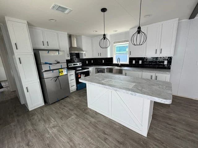 Cavco landmark 16763b kitchen home features