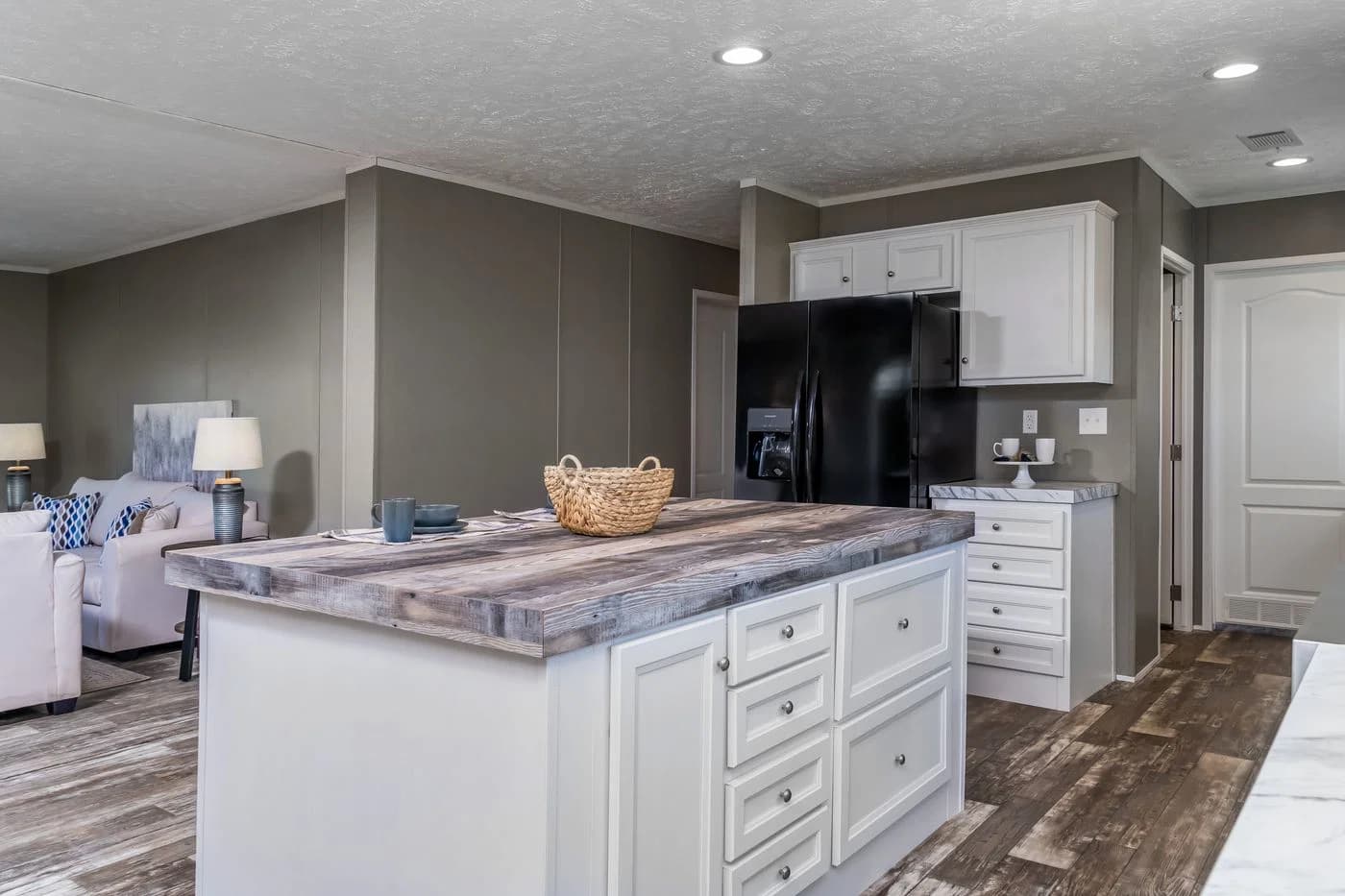Locklear kitchen home features