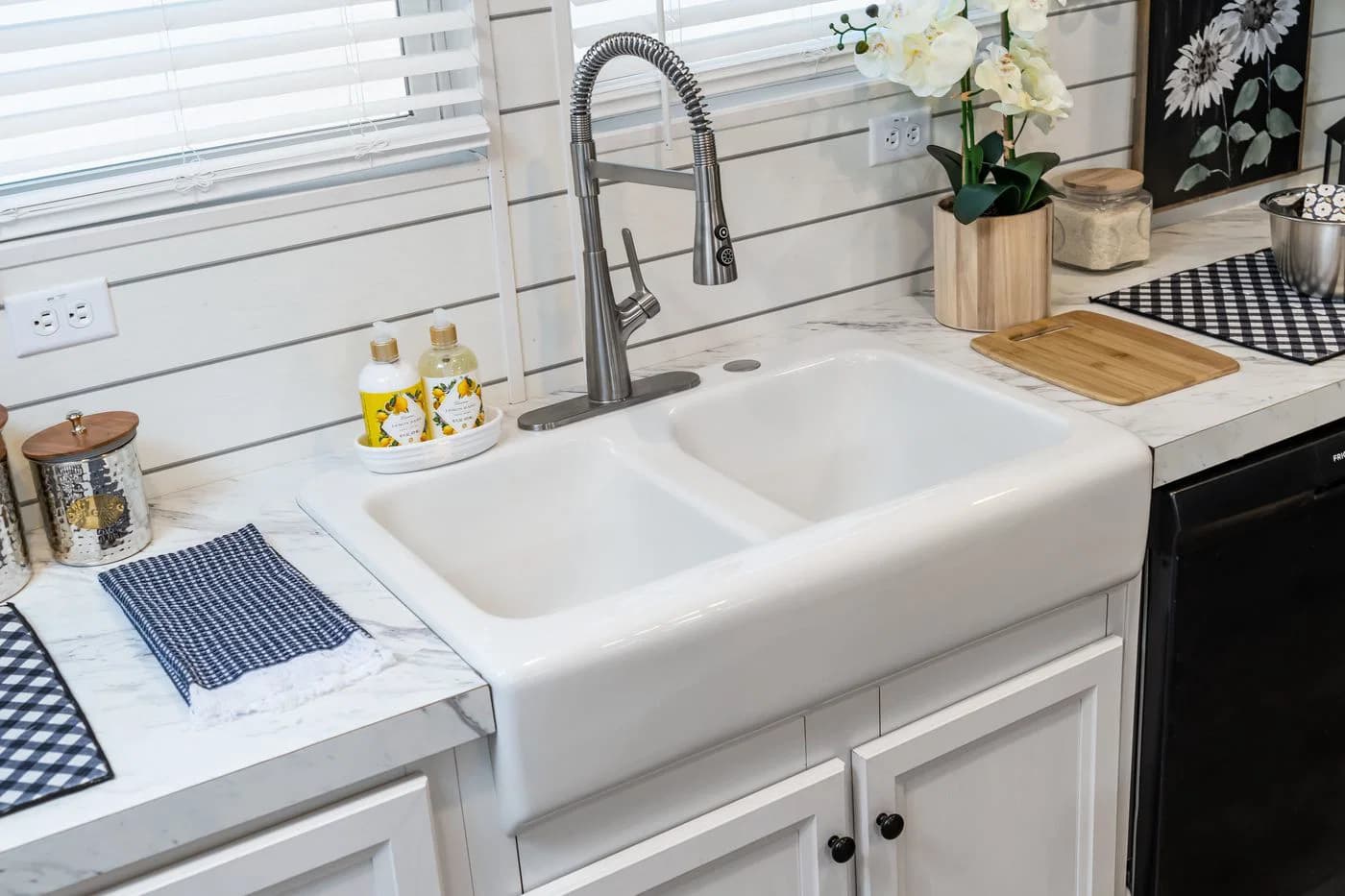 Savannah breeze kitchen home features