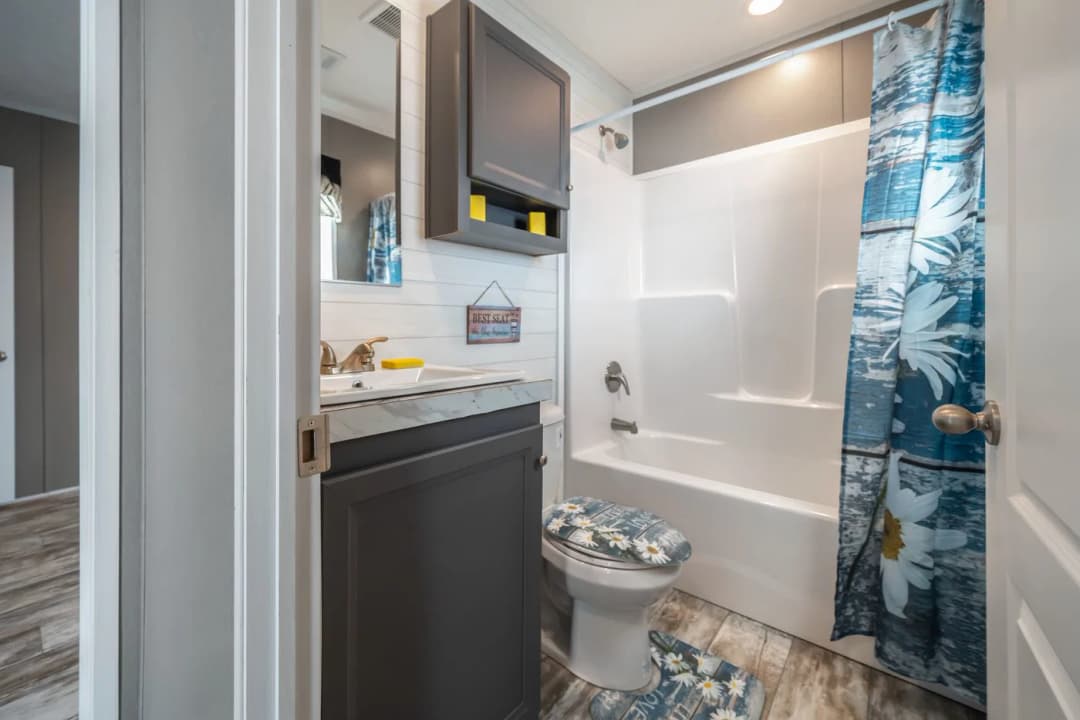 Major bathroom home features