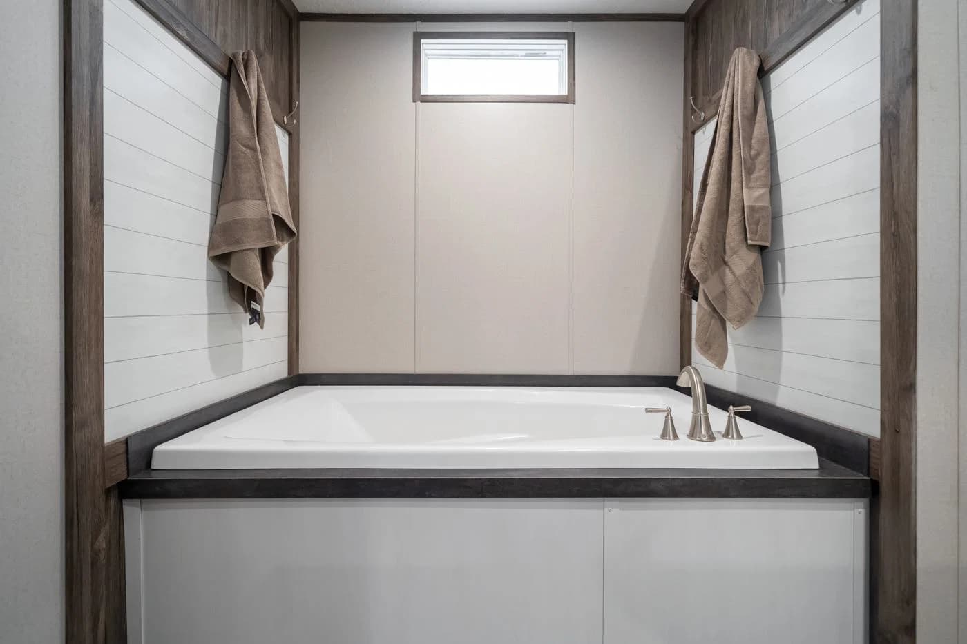 The general bathroom home features