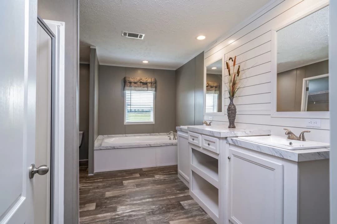 Locklear bathroom home features