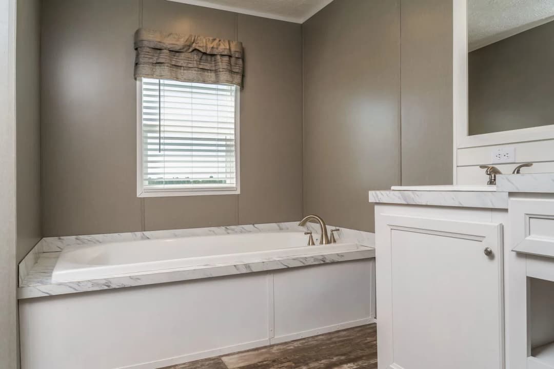 Locklear bathroom home features