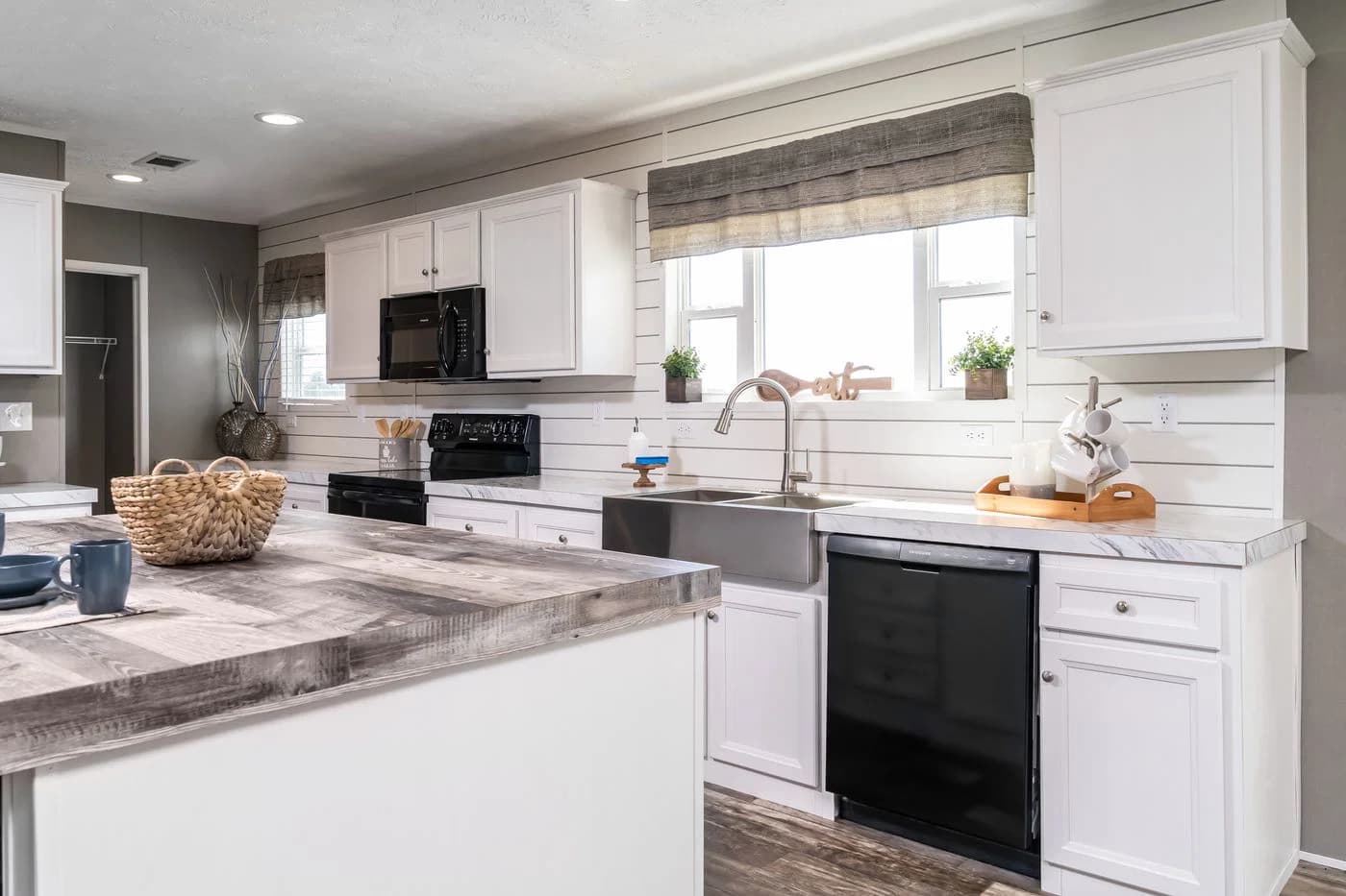 Locklear kitchen home features
